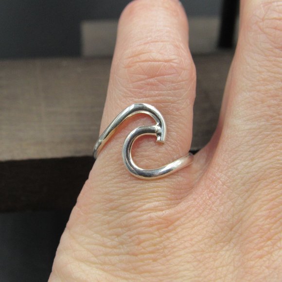 Size 5.5 Sterling Silver Odd Design Wave Beach Band Ring Vintage - Picture 2 of 6